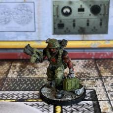 Aliens vs Humans: Colonial Marine Medic James Saver 32mm Miniature - Papsikels Sci-Fi Wargaming Figurine