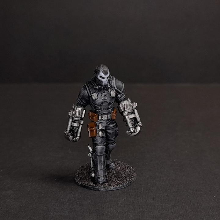 Cyberpunk Ex-Soldier Mercenary Chasing Prey Miniature 32mm - Futuristic RPG Figurine for Tabletop Gaming