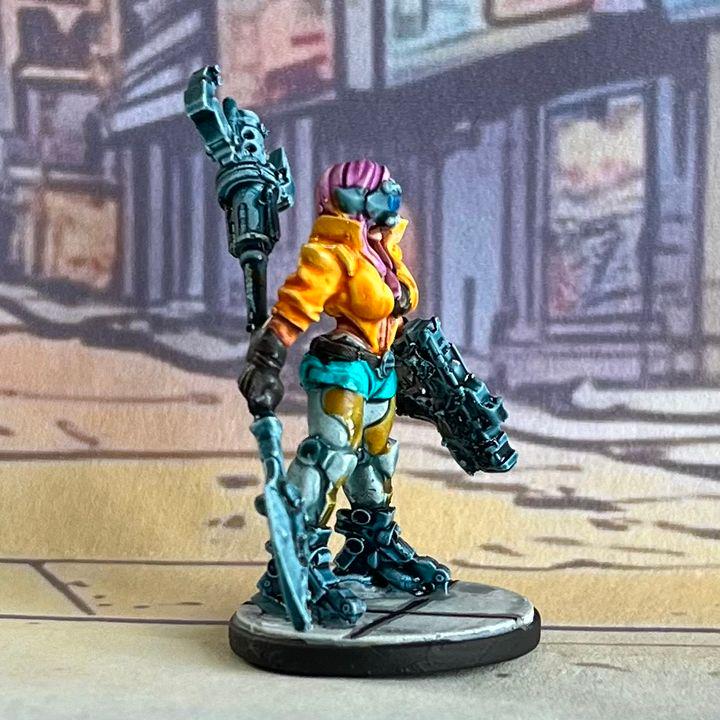 Battle Gynoid Miniature: 32mm Resin Fantasy Figure for Tabletop RPG, Sci-Fi Gaming & Collectibles