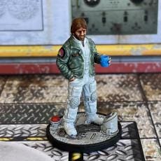 Alien vs Human Nostromo Space Captain Miniature: 32mm Sci-Fi Figurine for RPG and Tabletop Gaming