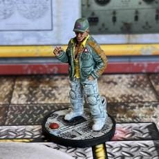 Space Crew Engineering Technician Miniature - 32mm Alien vs Human Figurine for RPG and Tabletop Gaming